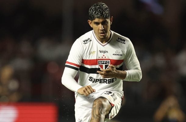 ALAN FRANCO - Foi algumas vezes ao ataque e, numa das vezes, cabeceou a bola que foi na trave, bateu no goleiro Everson e entrou, mas foi anulado pelo VAR. Na defesa, fez um papel correto. NOTA 6,5. Foto: Rubens Chiri