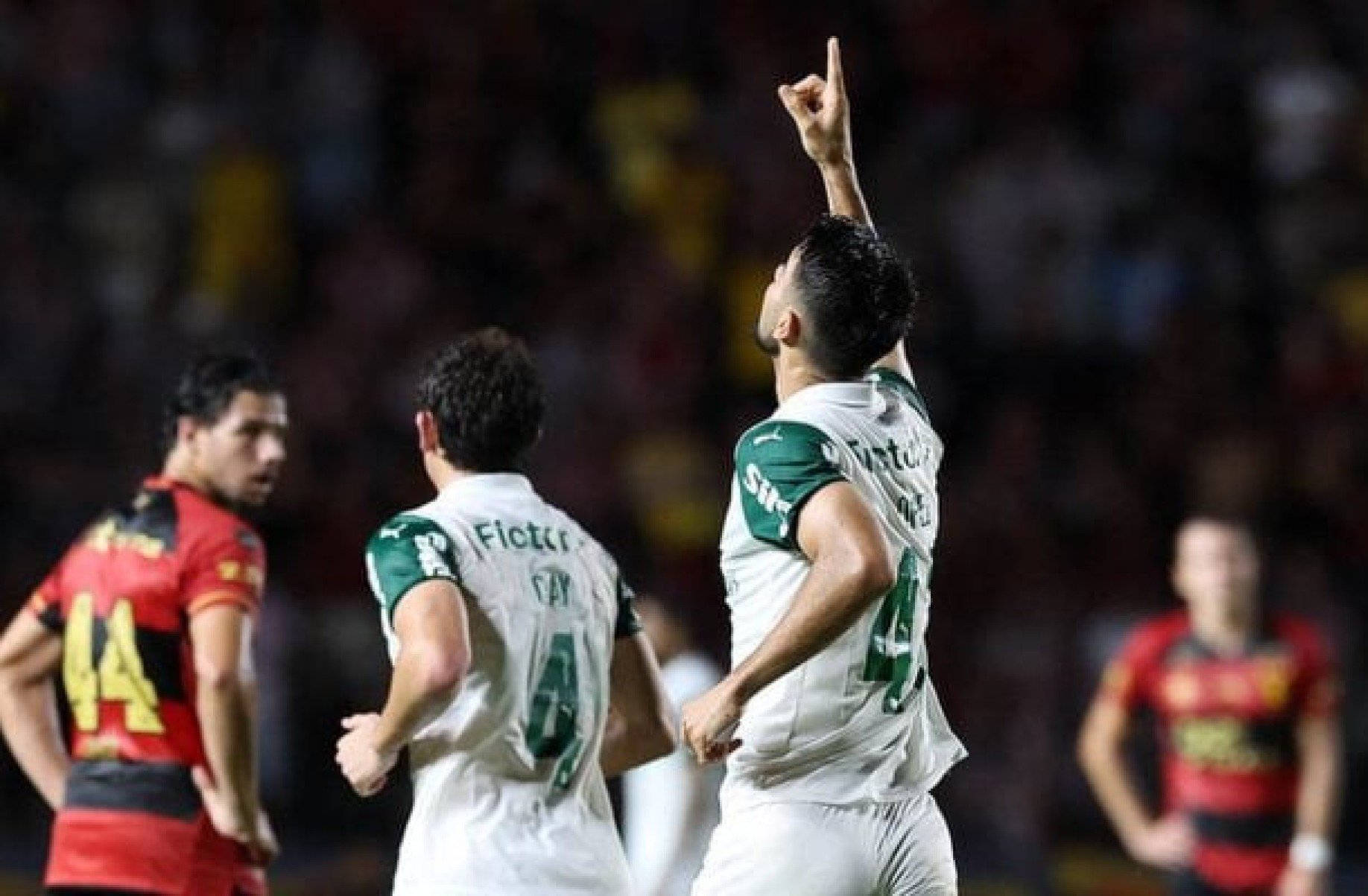 Palmeiras vence Sport com pênalti polêmico na Ilha do Retiro