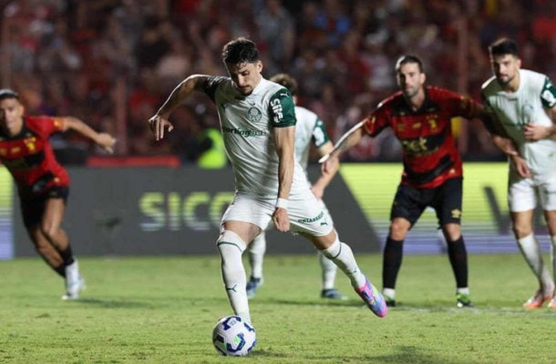 Piquerez comenta cobranças de pênalti no Palmeiras e exalta o grupo