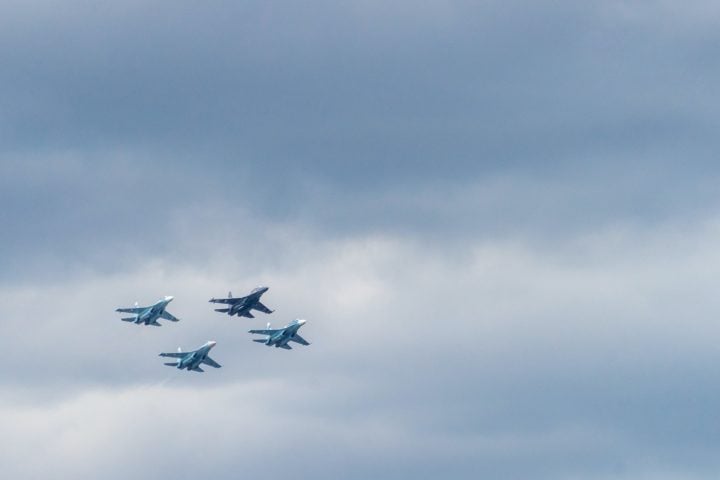 Plano russo - Uma das hipóteses concebidas sugere que o avião tenha sido interceptado por militares russos, possivelmente como uma manobra para desviar a atenção pública, que estava concentrada na ocupação e anexação da Crimeia pelo exército de Moscou.