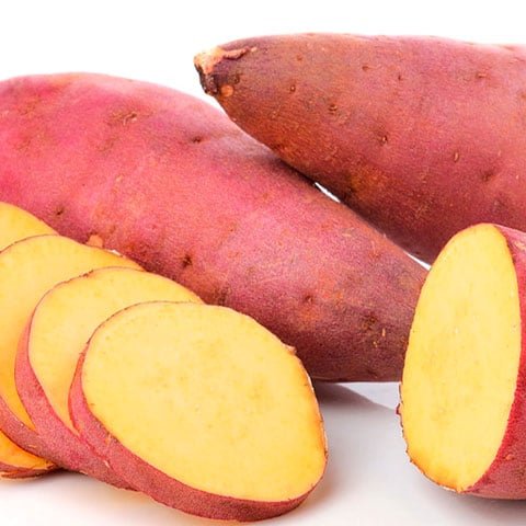 Apesar de ser rica em carboidratos, a batata-doce possui um baixo índice glicêmico, o que significa que sua absorção de açúcar no sangue é mais lenta. Isso ajuda a evitar picos de glicose, tornando-a uma alternativa mais segura em comparação à batata inglesa para pessoas com diabetes.