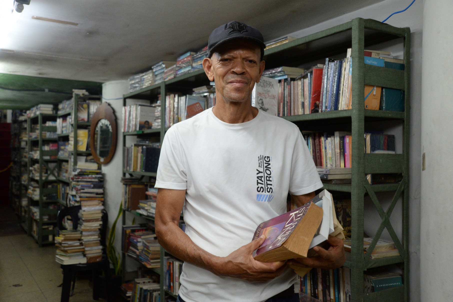 Edes Antônio dos Santos trocou a venda de enciclopédias em BH pelo comércio de livros usados, vindos de bibliotecas privadas e até encontrados na rua-Túlio Santos/EM/D.A Press