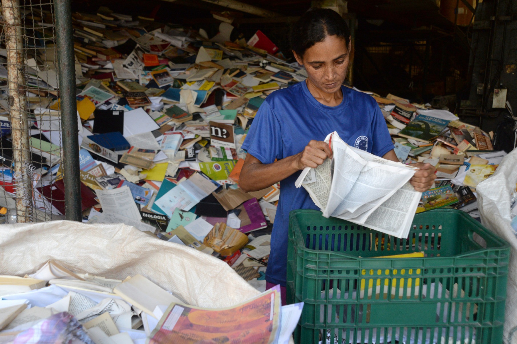 
Leda Moreira Silva rasga livros, separando a capa do miolo, que será aproveitado na reciclagem pela empresa Novo Mundo-Túlio Santos/EM/D.A Press