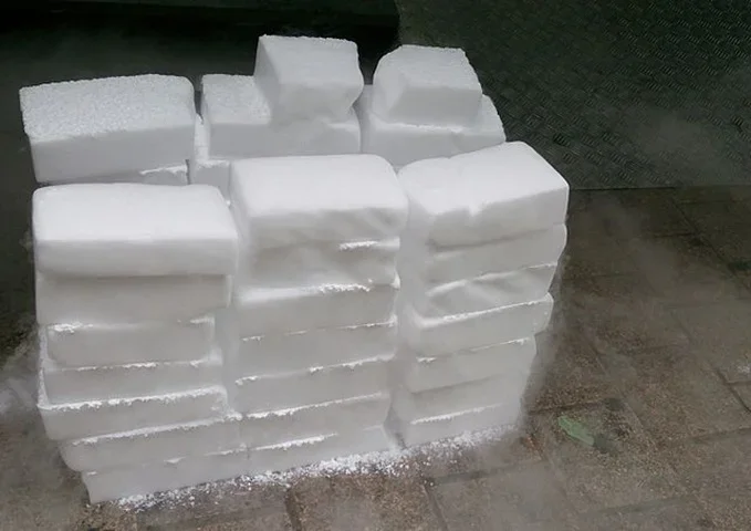 Na construÃ§Ã£o, o gelo seco pode ser usado para congelamento rÃ¡pido de solo e tubulaÃ§Ã£o de Ã¡gua, para criar um tampÃ£o de gelo antes da manutenÃ§Ã£o ou para remover pisos.