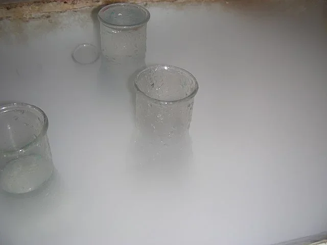 Também chamado de "neve carbonatada", o gelo seco é como o gelo "normal" (água em estado sólido), mas com uma diferença na temperatura.