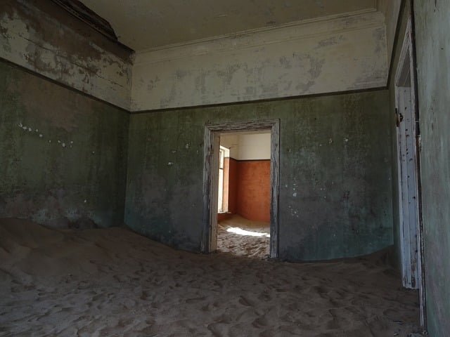 Mas, com o esgotamento das jazidas, a cidade foi abandonada. E a areia do deserto invadiu o lugar. Casas, empresas, tudo foi tomado pela areia do deserto. 