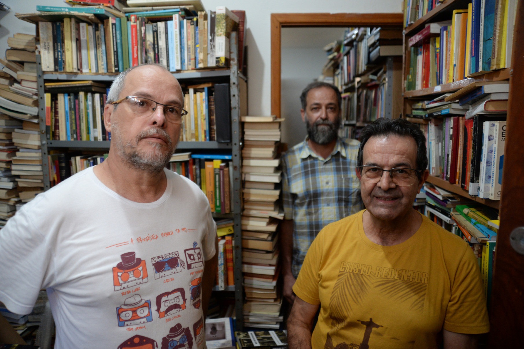 Garimpeiros de preciosidades: Fernando Fonseca, da Livraria Rosaes, descobriu livros que pertenciam a Jorge de Lima prestes a serem descartados. Valdeir do Rosário Oliveira 'salvou' primeiras edições de obras de Oswald de Andrade e Carlos Drummond. Mario Andrade comprou exemplar raro de livro de João Cabral de Melo Neto por R$ 50 e o vendeu por R$ 4,5 mil
-Túlio Santos/EM/D.A Press