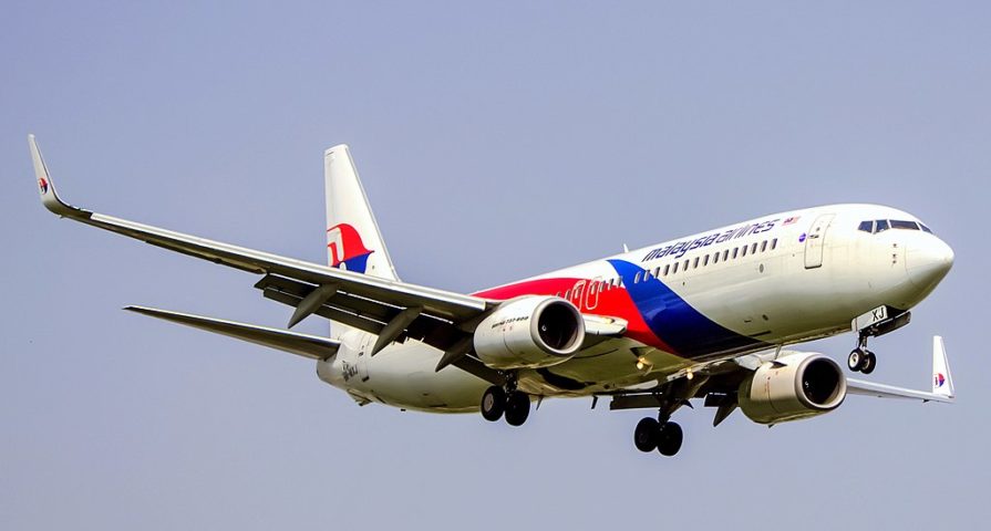 Há mais de uma década, em 08/03/2014, o avião que partiu de Kuala Lumpur, capital da Malásia, com destino a Pequim, na China, acabou desaparecendo, no que é um dos maiores mistérios da história da aviação mundial. O voo transportava 239 pessoas. 
