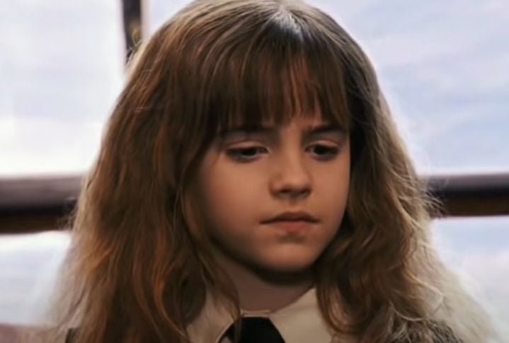 Hermione aparece pela primeira vez em "Harry Potter e a Pedra Filosofal", como uma nova estudante de Hogwarts. Ela é uma bruxa nascida trouxa, o que significa que seus pais não eram bruxos. Mesmo assim, ela é uma das alunas mais inteligentes do colégio.