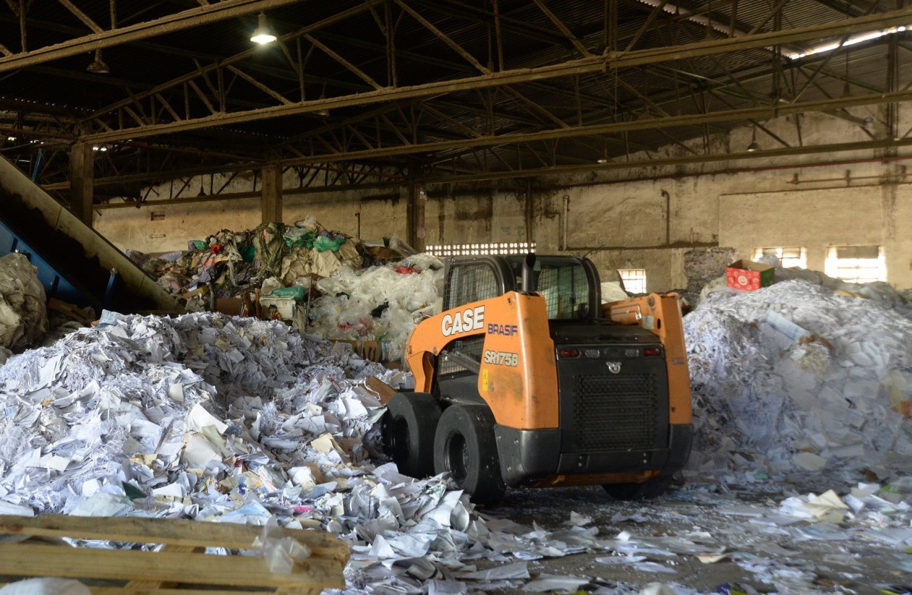 Livros descartados, depositados na Santa Maria Comércio de Papel, são matéria-prima da indústria da reciclagem -Túlio Santos/EM/D.A Press