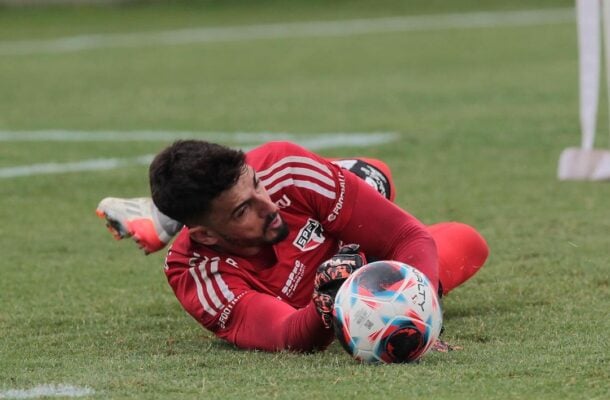 RAFAEL - Grandes defesas em chute de Hulk e cabeçadas de Lyanco e Junior Santos no primeiro tempo. A segurança de sempre no gol são-paulino, NOTA 8,0. Foto: Rubens Chiri