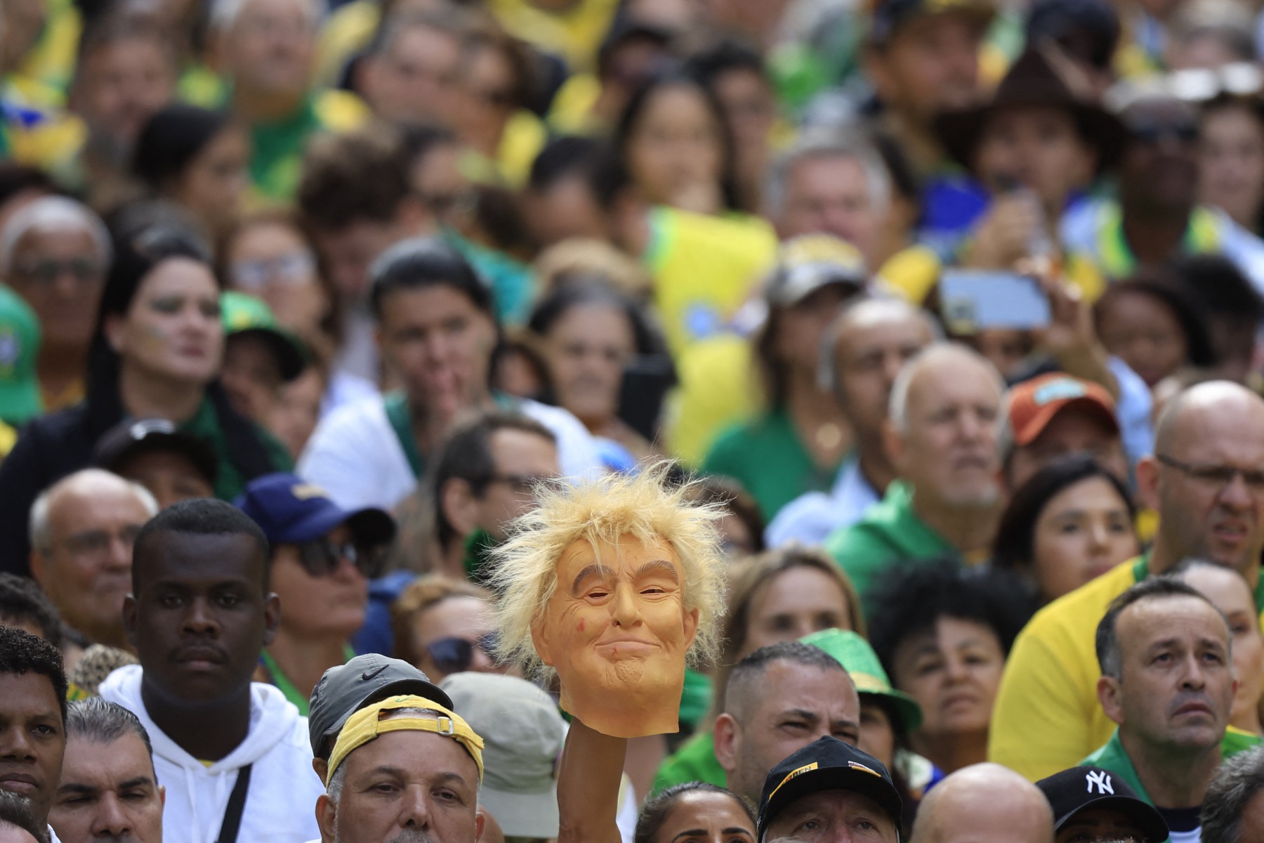 Manifestante exibe máscara de Donald Trump-Miguel SCHINCARIOL / AFP