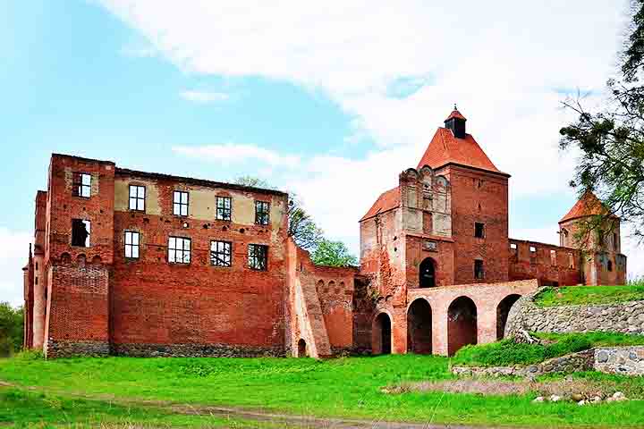 Inusitado vilarejo polonês tem casa invertida e maior piano do mundo