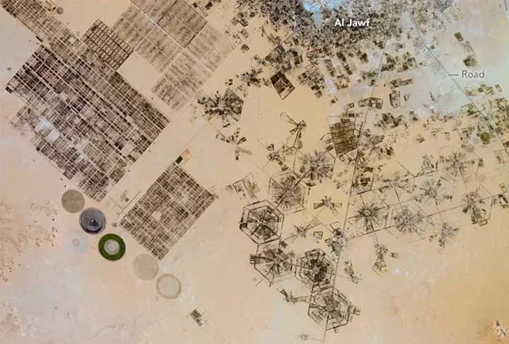 É o caso de Al Jawf, com fazendas irrigadas a partir da água retirada do aquífero. 