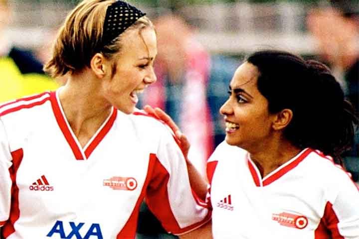 O primeiro grande papel de Keira Knightley no cinema veio em 2002, quando estrelou o filme "Driblando o Destino". No longa, ela interpretou Jules, uma jovem apaixonada por futebol, que desafia as expectativas sociais e familiares para seguir seu sonho. O filme foi um sucesso inesperado, ajudando a projetar sua carreira internacionalmente.