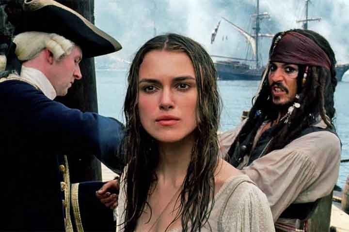No ano seguinte, Keira foi escalada para um papel que mudaria sua trajetória: Elizabeth Swann, na franquia "Piratas do Caribe". O primeiro filme, "A Maldição do Pérola Negra" (2003), foi um enorme sucesso.