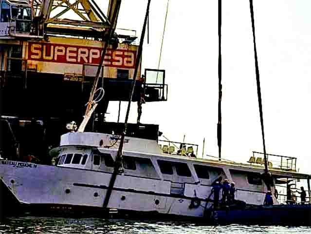 O Bateau Mouche IV foi uma das embarcações que promoveram um passeio com jantar luxuoso e música ao vivo pelas praias cariocas com o atrativo de ver a queima de fogos em alto mar.

