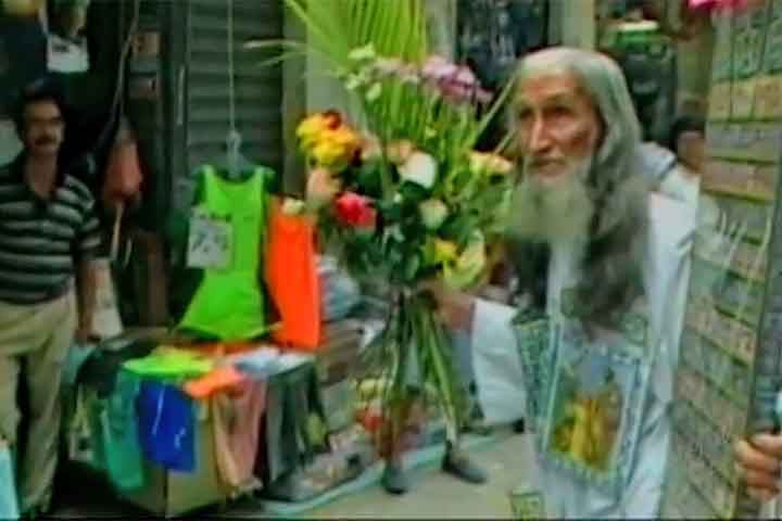 Aos que o chamavam de louco, ele respondia: - "Sou maluco para te amar e louco para te salvar". O Profeta Gentileza também oferecia, em gesto de gentileza, flores e rosas para as pessoas que cruzavam seu caminho nas ruas do Rio de Janeiro.
