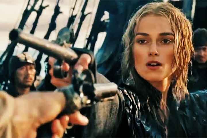 Nos filmes seguintes, "O BaÃº da Morte" (2006) e "No Fim do Mundo" (2007), Elizabeth Swann evolui de uma jovem aristocrata para uma habilidosa guerreira e estrategista. Em "No Fim do Mundo", ela se torna a Rainha dos Piratas, comandando sua prÃ³pria frota e desempenhando um papel central na batalha final contra a Companhia das Ãndias. 