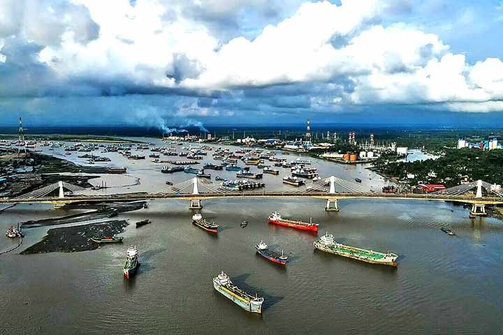 A regiÃ£o que hoje Ã© Bangladesh fazia parte da Ãndia sob domÃ­nio britÃ¢nico. Com a independÃªncia da Ãndia em 1947, o territÃ³rio foi integrado ao recÃ©m-criado PaquistÃ£o como PaquistÃ£o Oriental, separado do PaquistÃ£o Ocidental por 1.600 km de territÃ³rio indiano. 