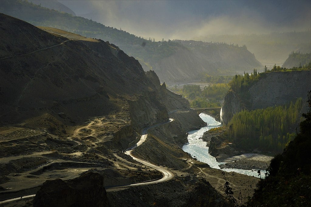 Karakoram Road (Paquistão) -  Liga a capital paquistanesa de Islamabad a Kashgar, na China. São 1.300 km de extensão.