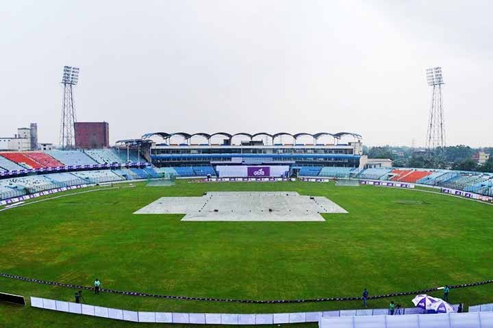 Chattogram (antiga Chittagong), por sua vez, é o maior porto do país e um dos mais movimentados do mundo. A cidade desempenha um papel fundamental no comércio internacional de Bangladesh, sendo um centro industrial e logístico.