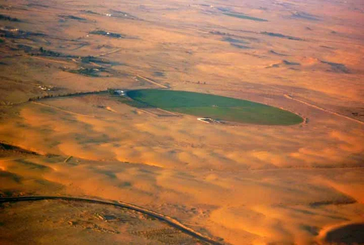 Com uma rede de tubulações, o sistema capta e distribui a água do extenso aquífero para o país de quase sete milhões de habitantes. 