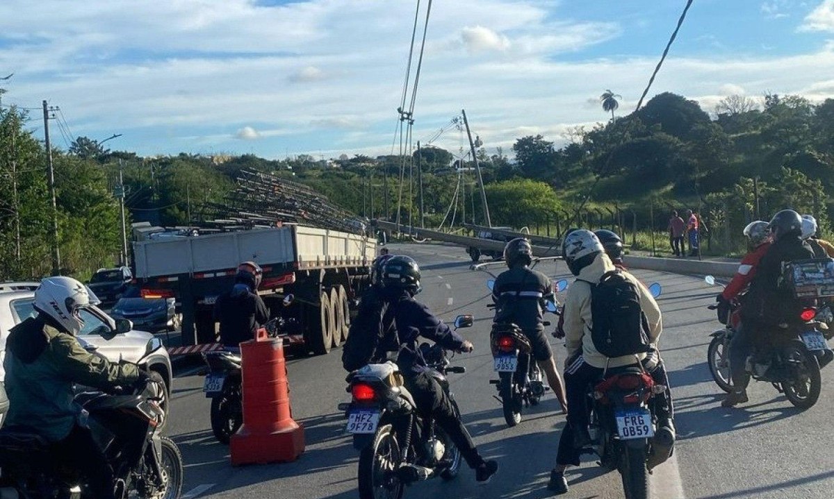 Acidente aconteceu na manhã desta segunda-feira (7/4) na Avenida Severino Ballesteros Rodrigues -  (crédito: Redes Sociais)