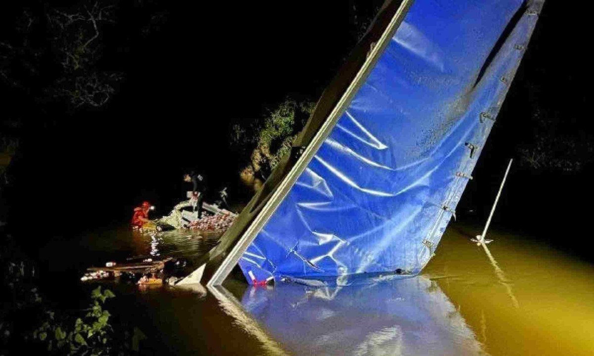 Caminhão carregado de bebidas capotou de ponte e caiu no Rio Lambari, em Nova Serrana -  (crédito: CBMMG)