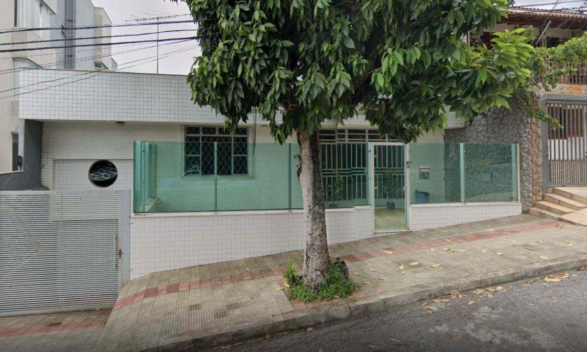 Suspeitos furtam TV e rel&oacute;gio de energia de Associa&ccedil;&atilde;o de Cronistas em BH -  (crédito: Reprodu&ccedil;&atilde;o/Google Street View)