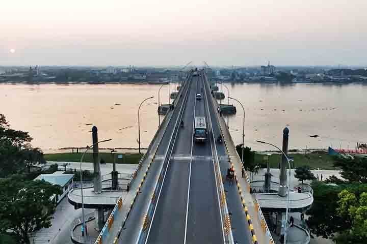 A discriminação econômica também aumentava o descontentamento. Apesar de o Paquistão do Leste ter uma população maior, o poder econômico e político estava concentrado no Paquistão Ocidental. 