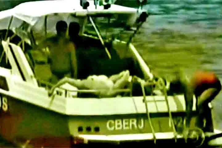 Minutos depois, duas embarcações se aproximaram para auxiliar no resgate do maior número possível de pessoas. 

