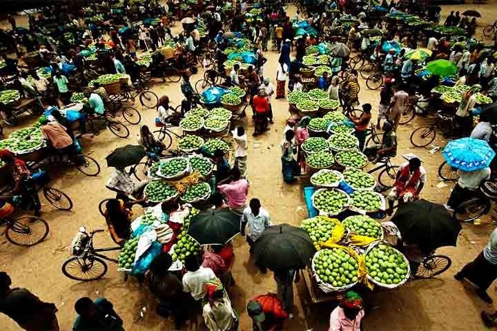 Em 7 de março de 1971, Mujibur Rahman anunciou um movimento de resistência. Em 25 de março, o exército paquistanês iniciou a repressão brutal no Paquistão do Leste, conhecida como a "Operação Searchlight", com massacres e prisões em massa.