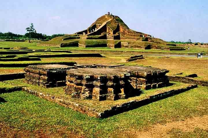 Rajshahi é um importante centro educacional e de produção agrícola, conhecida como a "cidade da seda" devido à sua produção têxtil. A cidade também é famosa pelos seus mangues e pelo cultivo de mangas.