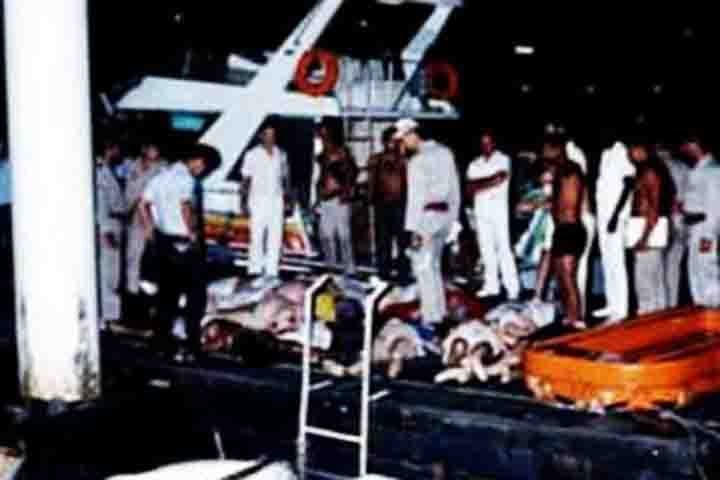 A poucos minutos da entrada de um novo ano, a embarcação Bateau Mouche IV afundou entre a Ilha de Cotunduba e o Morro da Urca, no Rio de Janeiro, provocando a morte de 55 pessoas. 