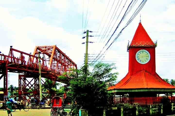 Já Sylhet destaca-se pelo turismo e pela produção de chá. A região tem forte influência da diáspora bengalesa no Reino Unido e abriga diversas atrações naturais, incluindo cachoeiras e reservas florestais.