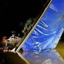 Caminhão capota de ponte, cai em rio e motorista morre em Minas - CBMMG