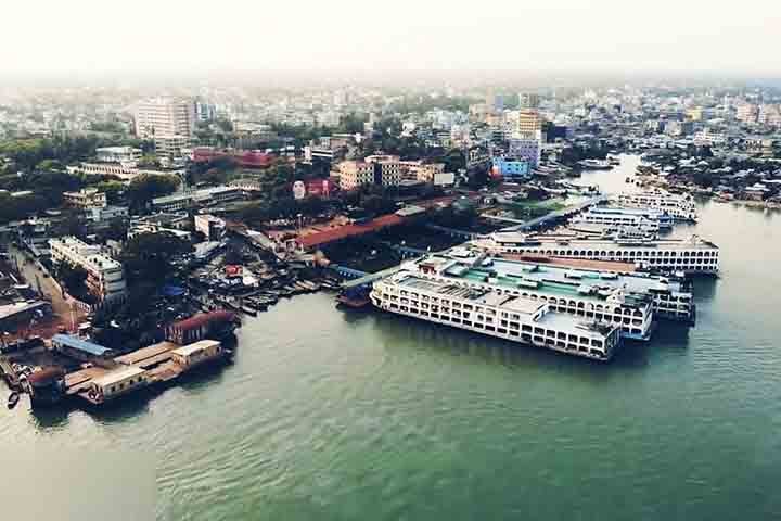 Após a independência, Bangladesh foi inicialmente declarado um Estado secular. Contudo, em 1975, Sheikh Mujibur Rahman foi assassinado, levando a um golpe militar. Nas décadas seguintes, governos militares consolidaram o islamismo como parte do Estado. Em 1988, o islamismo foi oficialmente declarado a religião do país.