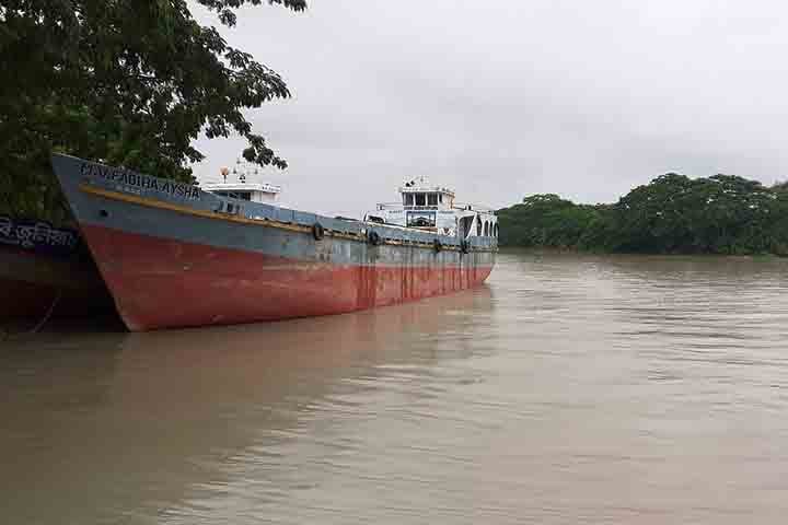 O cristianismo tem uma presença histórica em Bangladesh desde o século XVI, trazido por portugueses e missionários europeus. Durante a guerra, muitos cristãos participaram diretamente do conflito ou forneceram abrigo e assistência a refugiados. Entretanto, a minoria cristã sempre enfrentou desafios, especialmente em um país de maioria muçulmana.