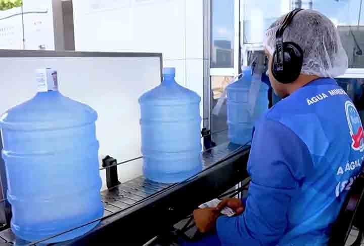 A água mineral traz outro benefício importante. Trata-se do  aumento da resistência física proporcionada pelo ferro, substância que contribui no transporte de oxigênio para todo o corpo. Ela pode potencializar vigor e resistência na prática atividades físicas. 