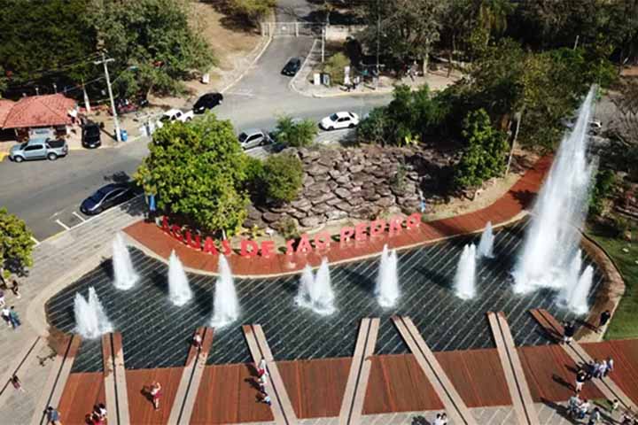 Localizado no interior da capital paulista, a cerca de 185 quilÃŽmetros, Ãguas de SÃ£o Pedro Ã© considerado o segundo menor municÃ­pio brasileiro, porÃ©m tambÃ©m abriga Ã¡guas hidrominerais.