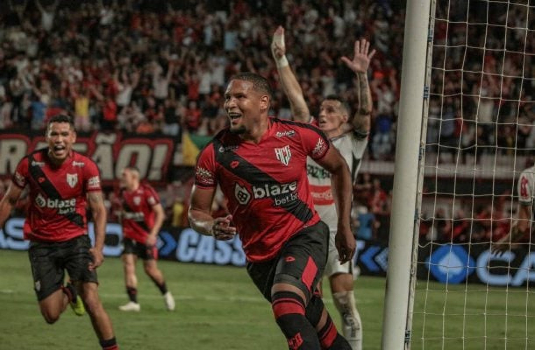 De virada, Atlético-GO bate o Athletic pela estreia na Série B