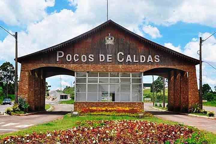 Poços de Caldas conta com um Balneário fundado em 1896, onde é possível fazer banhos de imersão com água a 37 graus. O conjunto Hidrotermal e Hoteleiro destaca-se pelas três edificações: Palace Hotel, Palace Cassino e Termas Presidente Antônio Carlos.