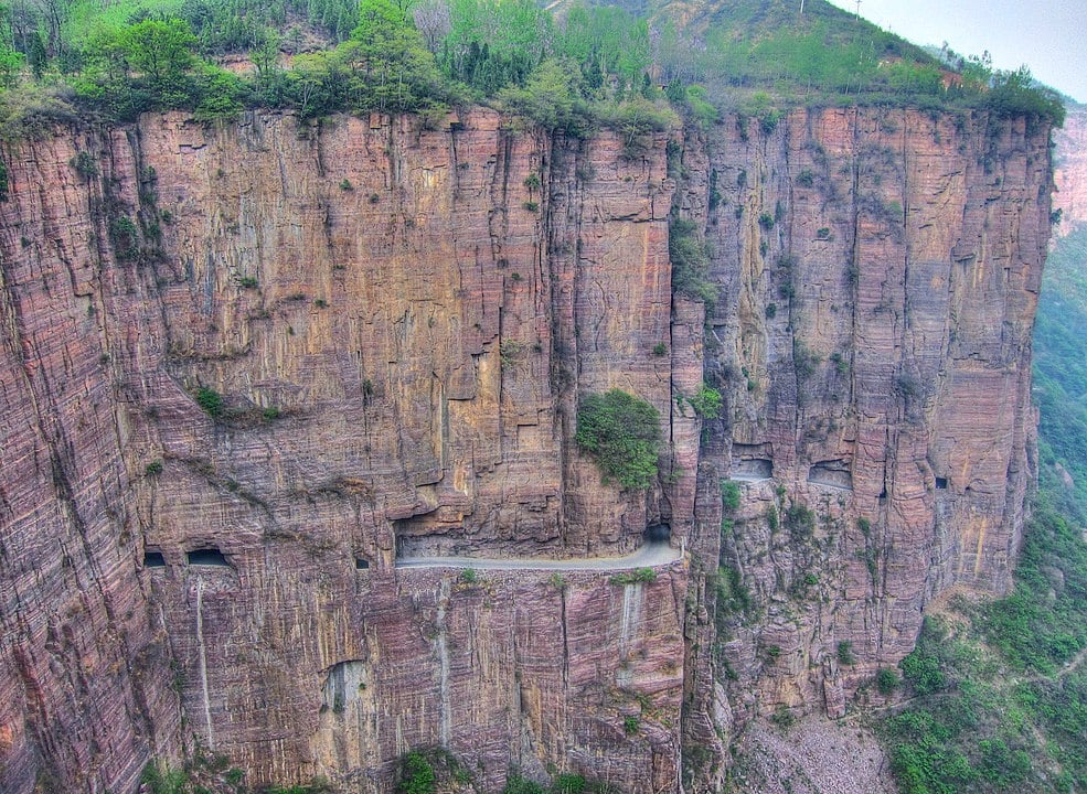 Túnel Guoliang (China) - Fica nas montanhas Taihang, na província de Henan, na China. Começou a ser construído em 1972 por treze aldeões liderados por Shen Mingxin.  Para jogar entulhos da escavação, eles abriram buracos que parecem "janelas". Foi aberta ao público em 1/5/1977.
