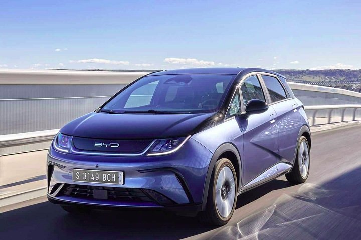 No mercado chinês, a Tesla tem perdido espaço, enquanto a BYD se fortalece, conquistando quase 15% do mercado de carros de passeio. 