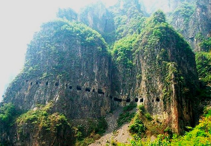 Em dias de chuva, as paredes e pisos do túnel ficam escorregadios e cachoeiras se formam na encosta da montanha, com risco de graves acidentes.