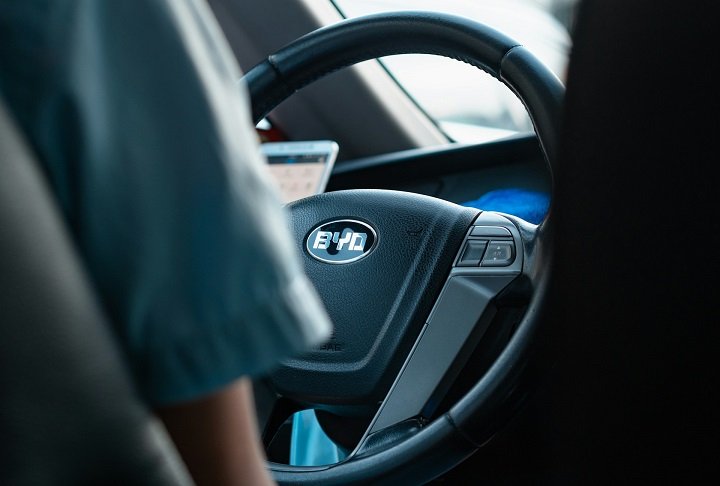 Além disso, a empresa disponibilizou gratuitamente sua tecnologia de assistência ao motorista, chamada "Olho de Deus", para todos os seus modelos, inclusive os de entrada.