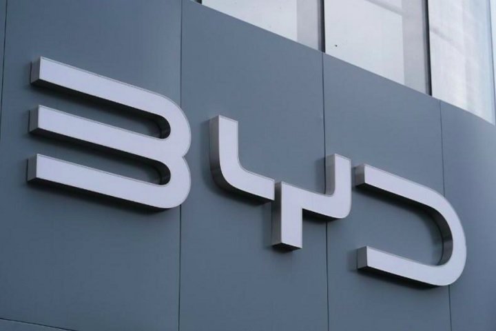 Quando se analisa o lucro líquido, a BYD cresceu 34% em relação ao ano anterior, atingindo 40,3 bilhões de yuans, acima da estimativa dos analistas de 39,5 bilhões de yuans.