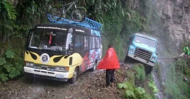 A estrada precária liga a capital La Paz à região de Los Yungas, a nordeste, onde se desce 3.600m em apenas 64 km de extensão. Sua altitude chega a 4.650m acima do nível do mar, tornando o ar rarefeito, o que dificulta ainda mais o percurso.