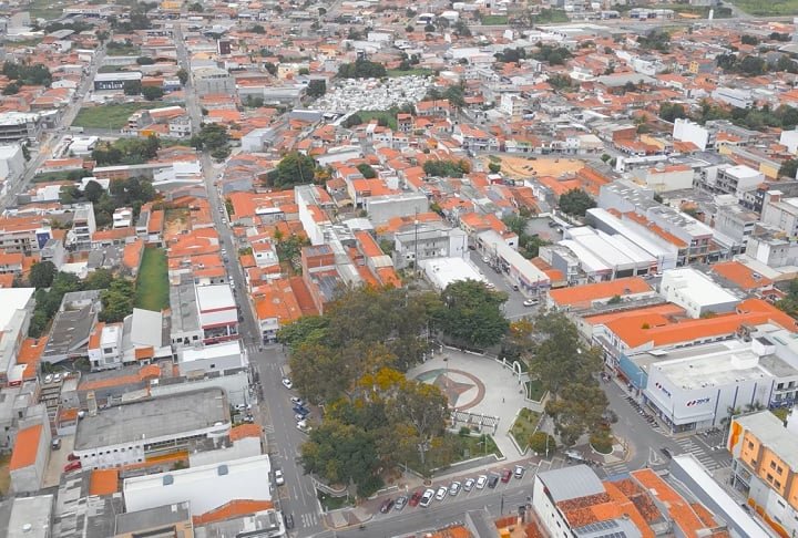 Além das belezas e do turismo, a cidade também tem uma economia baseada na agricultura, especialmente no cultivo de hortaliças, frutas e legumes.